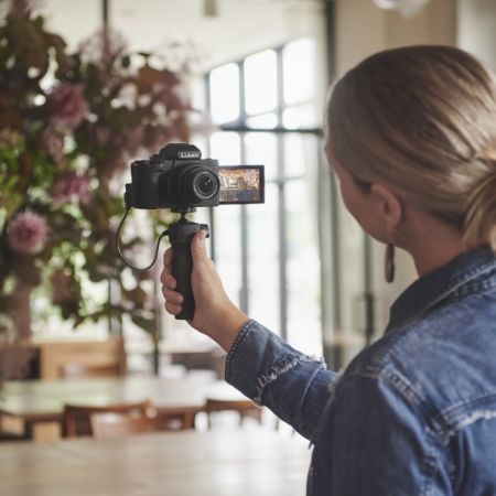 Panasonic Lumix G100 Kamera Vlog Ultra-Ringan dengan Audio Cerdas dan Layar Lipat