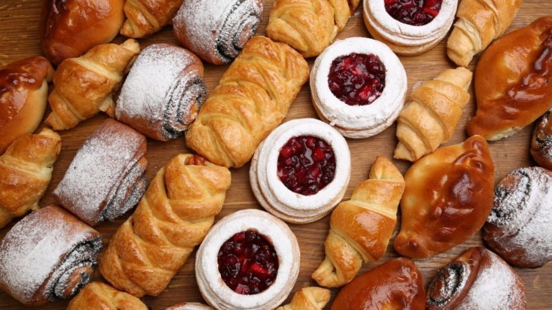 Strategi Sosmed yang Lezat untuk Bisnis Bakery: Bagaimana Rajakomen.com dan Sosmed Content Bakery Bisa Meningkatkan Daya Tarik Brand Anda