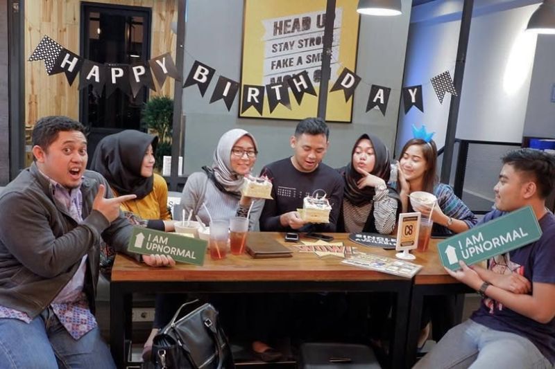 Warunk Upnormal Jadi Tempat Favorit Rayakan Ulang Tahun Sederhana Anak Muda